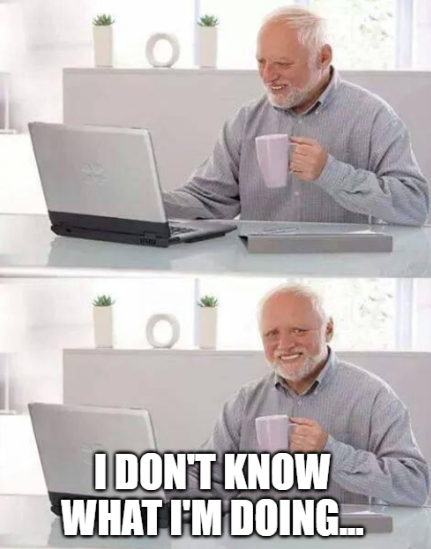Meme "Hide the pain Harold" (señor mayor con cara de estar intentando aguantar el tipo regular. En la primera imagen se le ve mirando la pantalla de un portátil. En la segunda mira a cámara y con una sonrisa forzada aparece el texto "I don't know what I'm doing", en castellano, "No sé lo que estoy haciendo"
