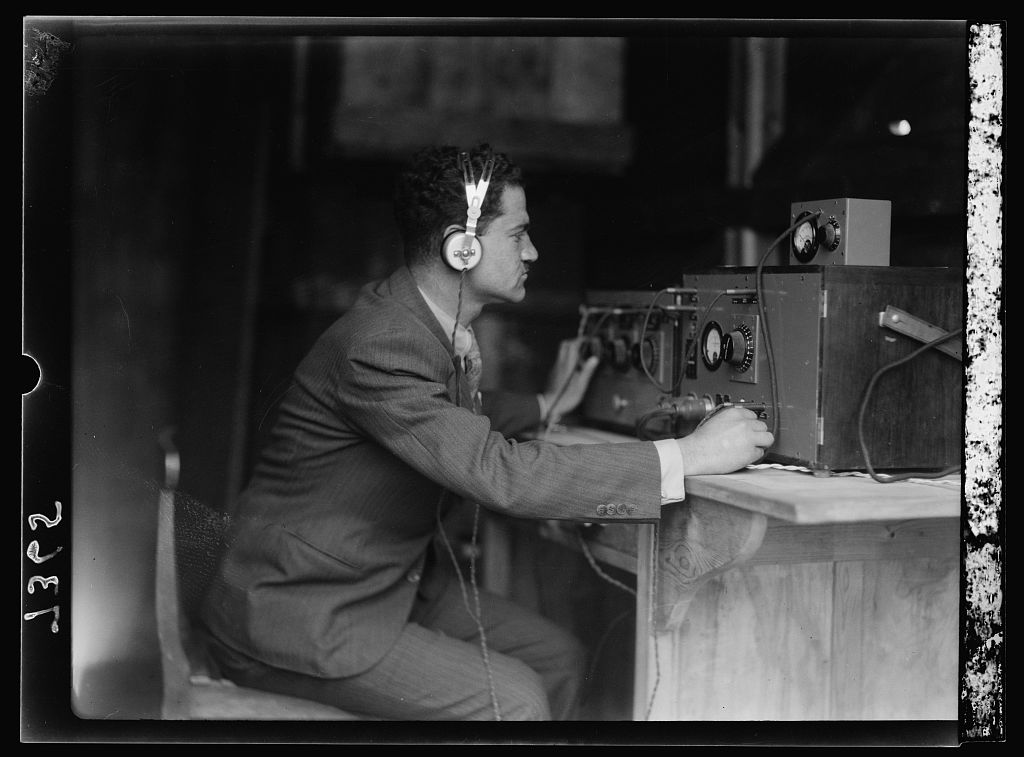 Imagen del positivado de un negativo en el que se ve a un ingeniero encargado de la radiodifusión durante la inauguración del Servicio de Radiodifusión de Palestina (30 de marzo de 1936) en Ramala. Colección fotográfica de G. Eric y Edith Matson.