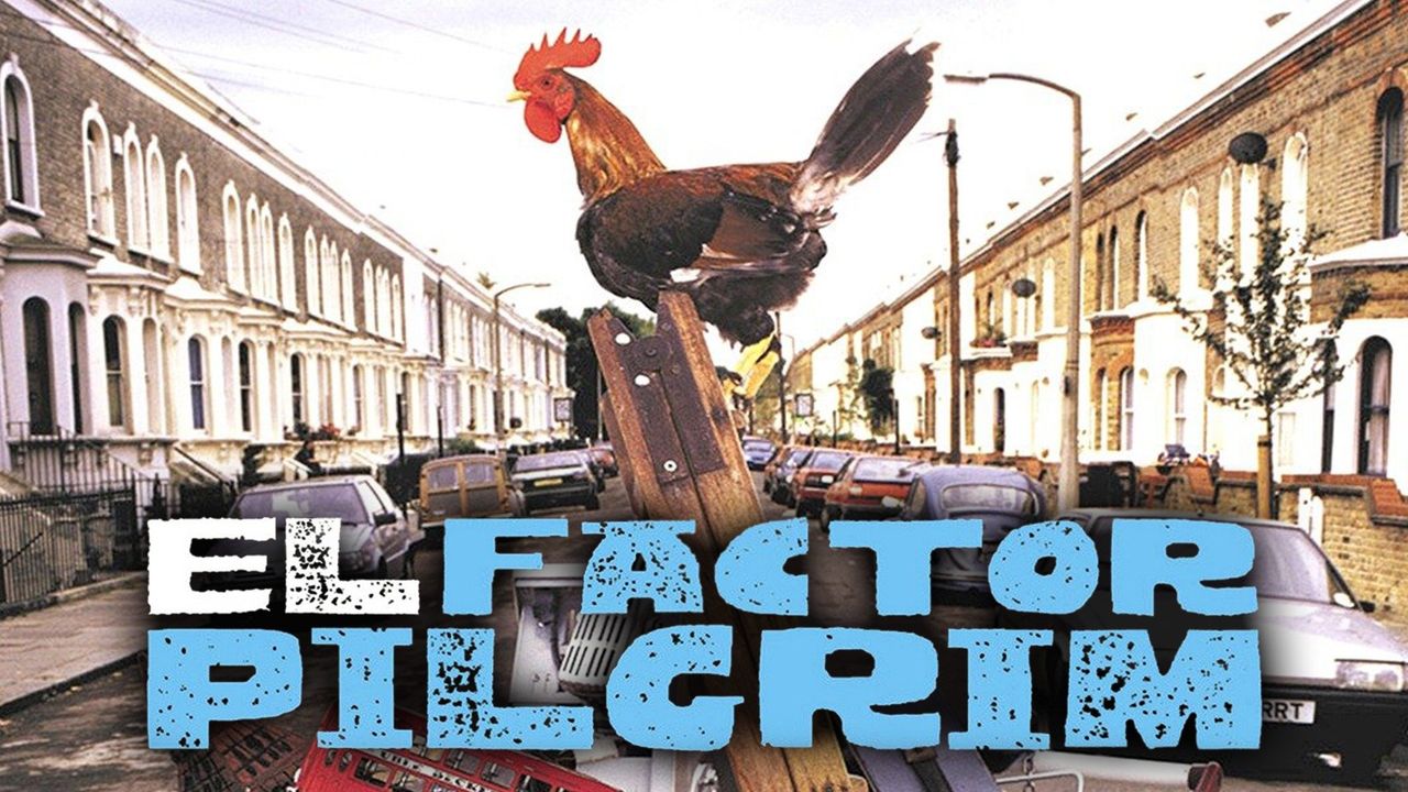 Fragmento de la portada de la película en la que se aprecia una calle residencial con viviendas de arquitectura típicamente británica y vehículos aparcados a ambos lados de la calle; y en la que asoma parte de un carro de supermercado lleno de trastos y, sobre éstos, un gallo. En la parte inferior de la imagen se puede leer el título de la película, "El factor Pilgrim".